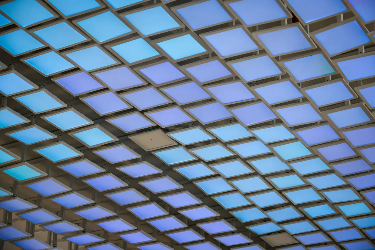 Plafond de dalles lumineuses bleues en quadrillage