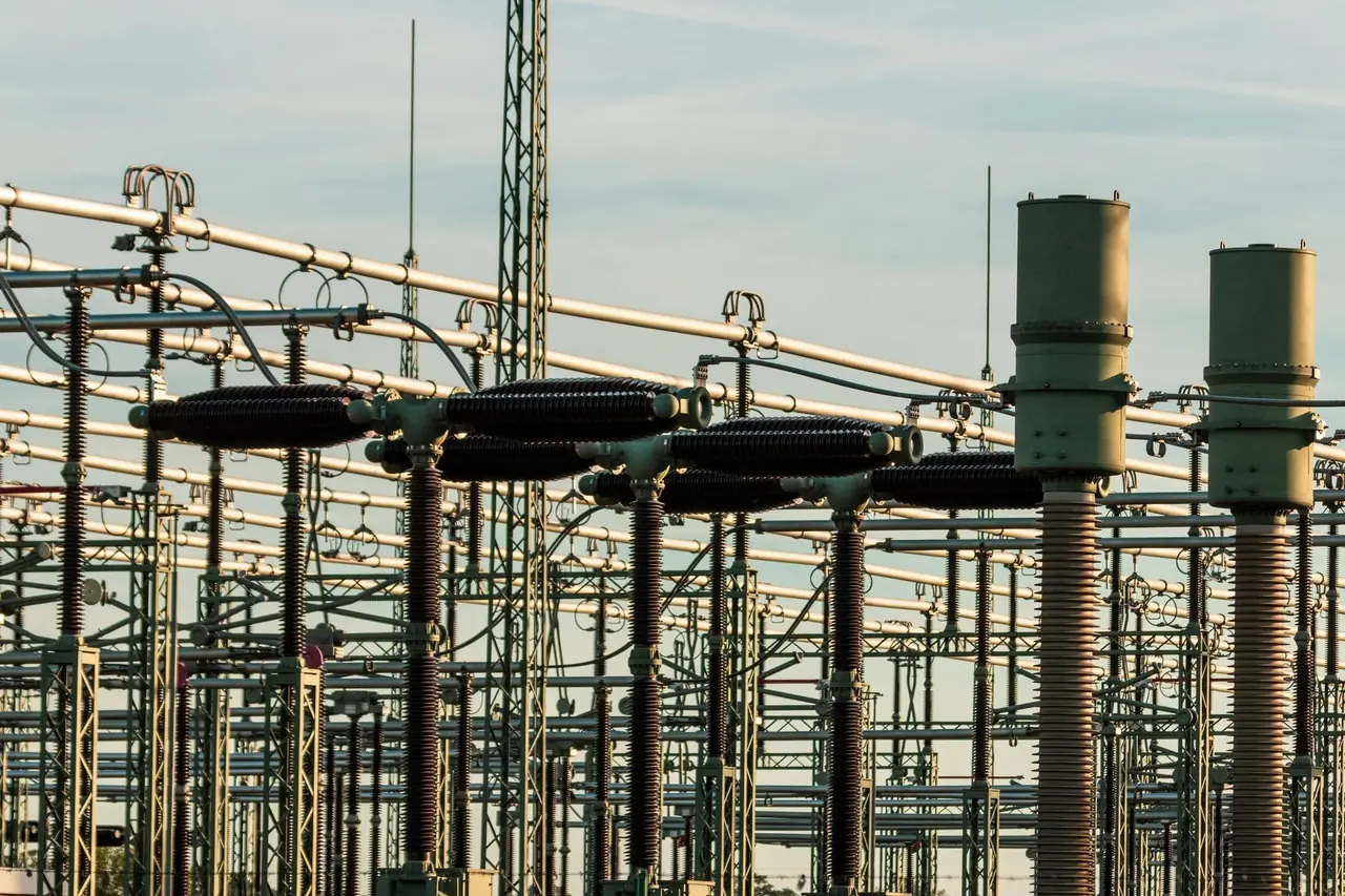 Équipement de poste électrique avec isolateurs et structures métalliques