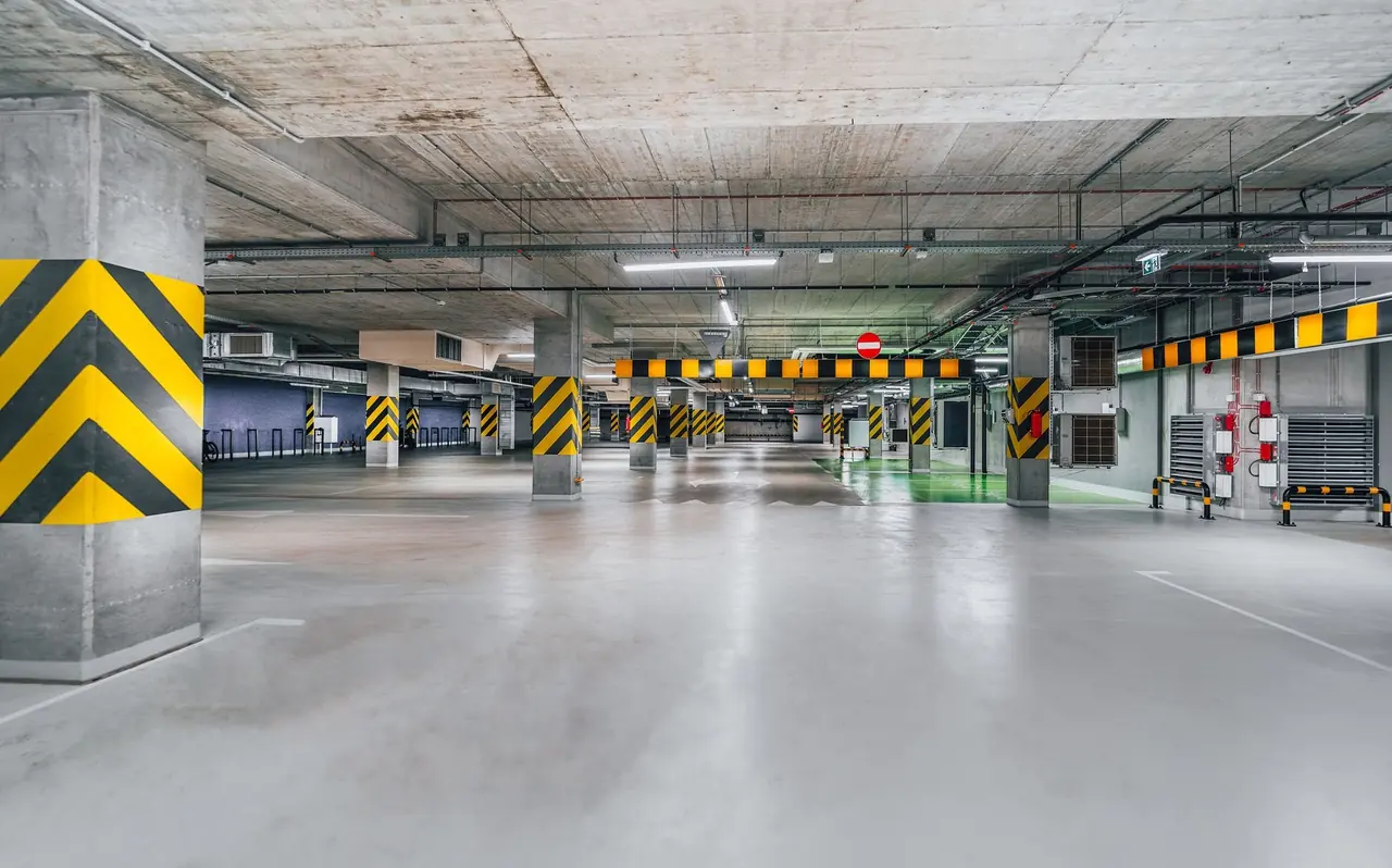 Stationnement souterrain vide avec colonnes à chevrons jaunes et noirs